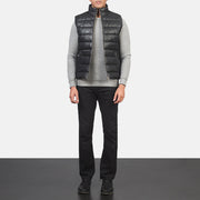 Men's Reeves Negro Leather Puffer Vest para Hombre - Vista de perfil lateral con corte ergonómico de manga