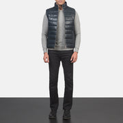 Men's Reeves Azul Leather Puffer Vest para Hombre - Vista de perfil lateral con corte ergonómico de manga