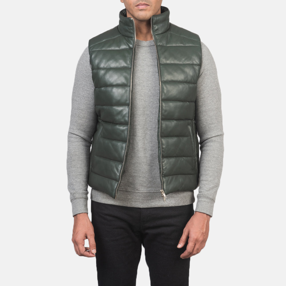 Men's Reeves Verde Leather Puffer Vest para Hombre in Green Sheepskin Leather - Vista frontal y silueta a medida | Comprar online