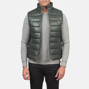 Men's Reeves Verde Leather Puffer Vest para Hombre in Green Sheepskin Leather - Vista frontal y silueta a medida | Comprar online