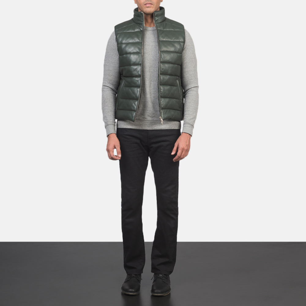 Men's Reeves Verde Leather Puffer Vest para Hombre - Vista de perfil lateral con corte ergonómico de manga