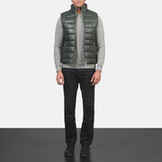Men's Reeves Verde Leather Puffer Vest para Hombre - Vista de perfil lateral con corte ergonómico de manga