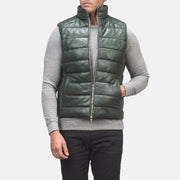 Detalle de cerca of Classic Collar &amp; Zipper with Dual Puller Hardware on Men's Reeves Verde Leather Puffer Vest para Hombre