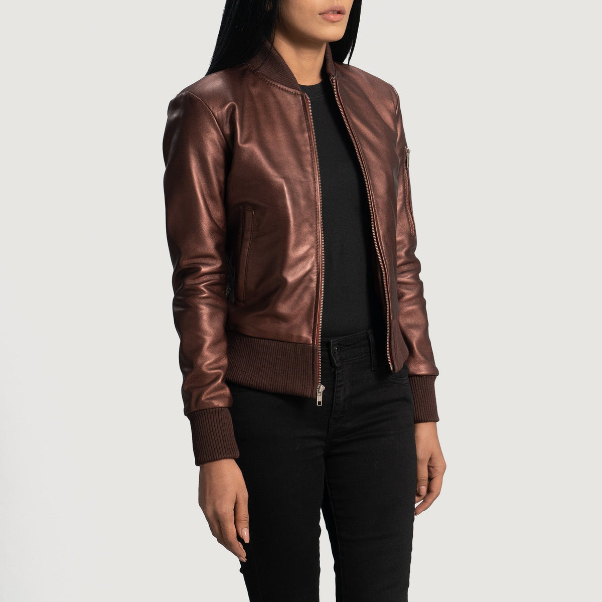 Women's Reida Granate Cazadora Bomber de Cuero para Mujer - Vista de perfil lateral con corte ergonómico de manga