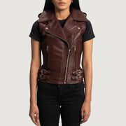 
Rhonda Granate Leather Biker Vest para Mujer in Maroon Sheepskin Leather - Vista frontal y silueta entallada | Comprar online