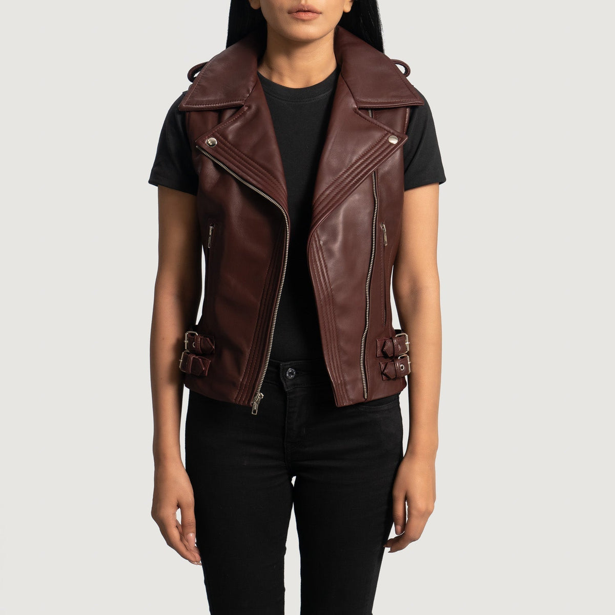 
Maroon Sheepskin Leather Biker Jacket - Vista posterior con hombros definidos y bajo impecable