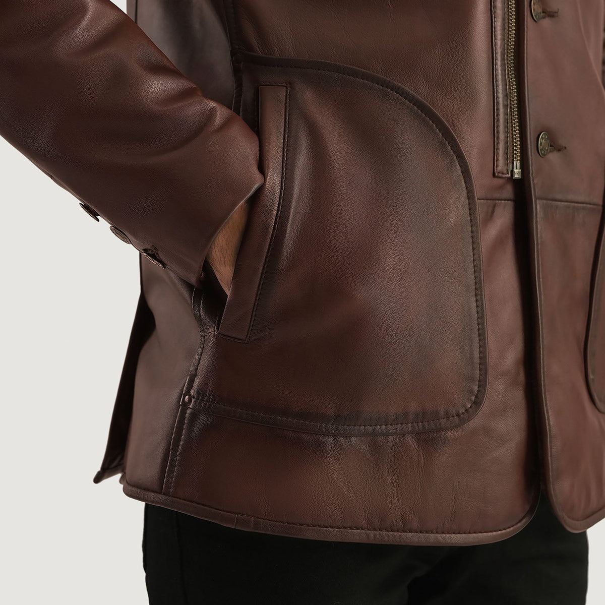 
Rocky Marrón Fur Abrigo de Cuero para Hombre - Vista lateral mostrando el corte ergonómico de mangas