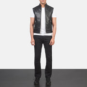 
Roland Negro Leather Biker Vest para Hombre - Vista lateral mostrando el corte ergonómico de mangas