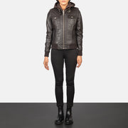 
Roslyn Brown Hooded Leather Bomber Jacket - Vista lateral mostrando el corte ergonómico de mangas