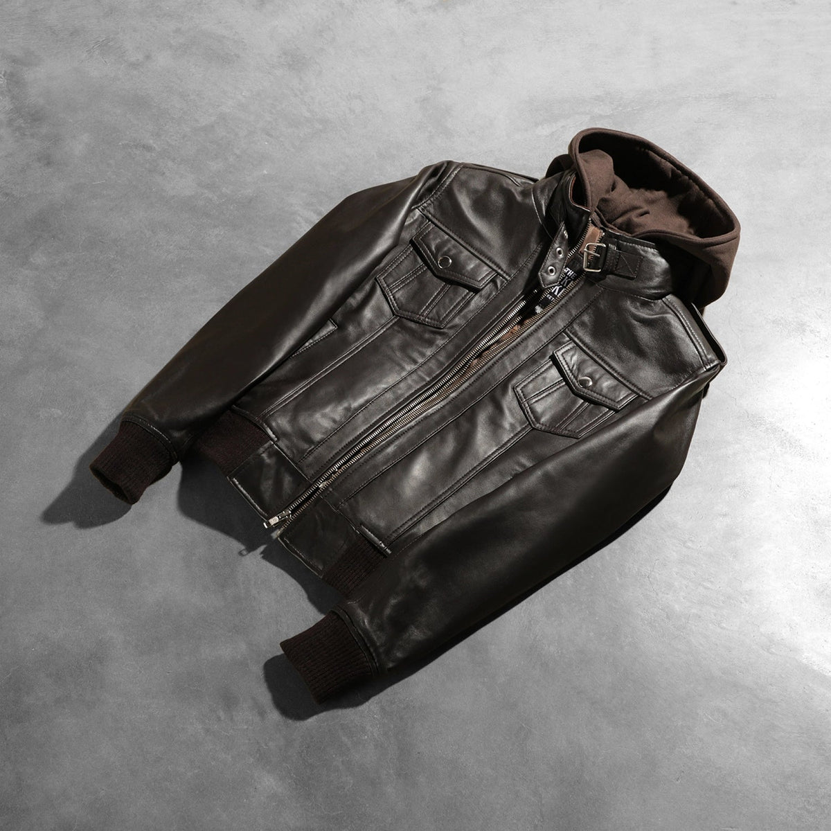 
Perspectiva del modelo vistiendo Roslyn Brown Hooded Leather Bomber Jacket en modelo con caída natural bajo luz de día