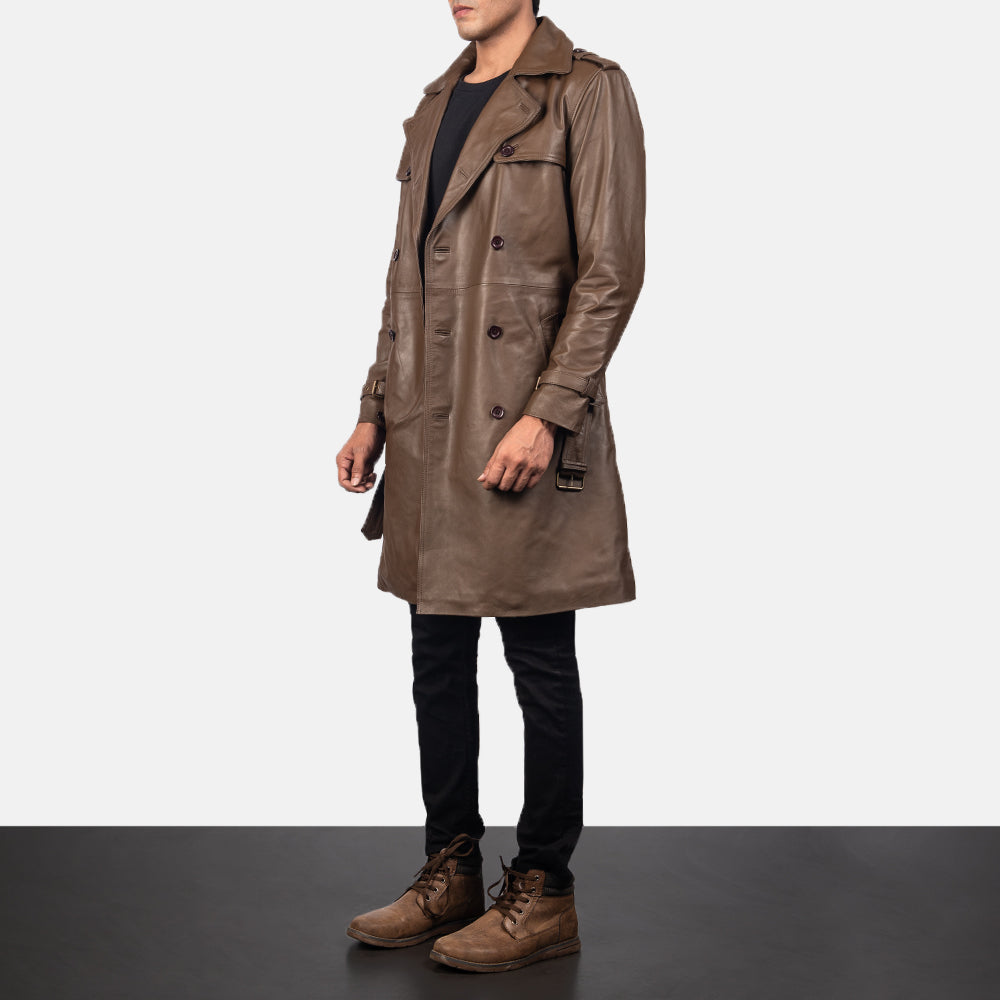 
Mocha Brown Calfskin Leather Trench Coat - Vista posterior con hombros definidos y bajo impecable