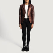 Detalle de cerca of Notch &amp; Button Hardware on Women's Ruby Metallic Granate Blazer de Cuero de Cuero para Mujer
