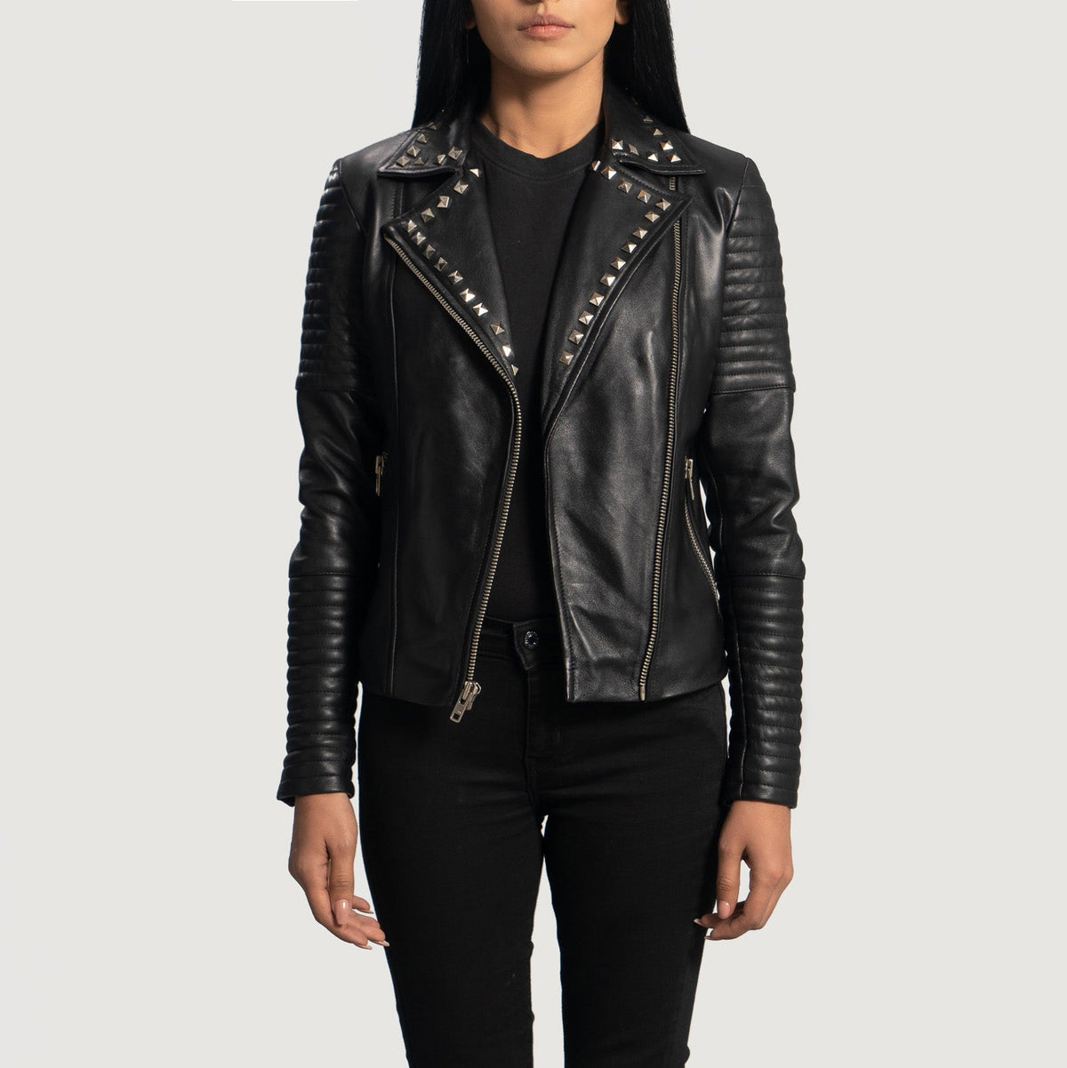 Women's Sally Mae Studded Negro Chaqueta Biker de Cuero para Mujer - Vista de perfil lateral con corte ergonómico de manga