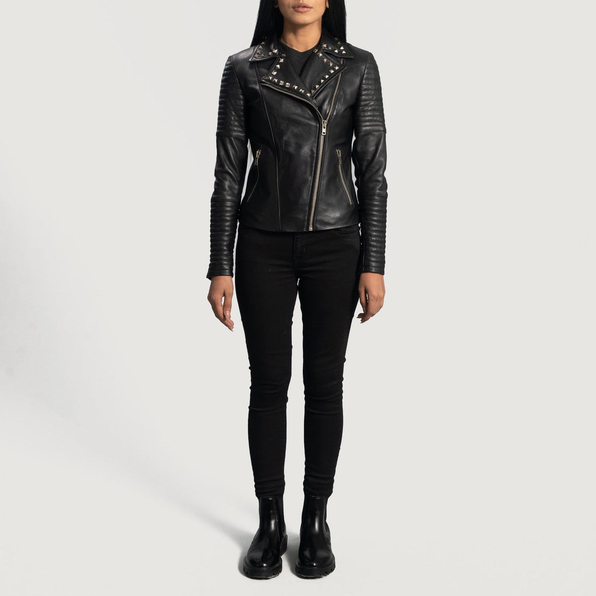 Detalle de cerca of Notch &amp; Zipper Hardware on Women's Sally Mae Studded Negro Chaqueta Biker de Cuero para Mujer