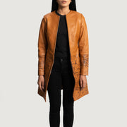 Women's Sandy Tan Dye Leather Coat - Vista de perfil lateral con corte ergonómico de manga
