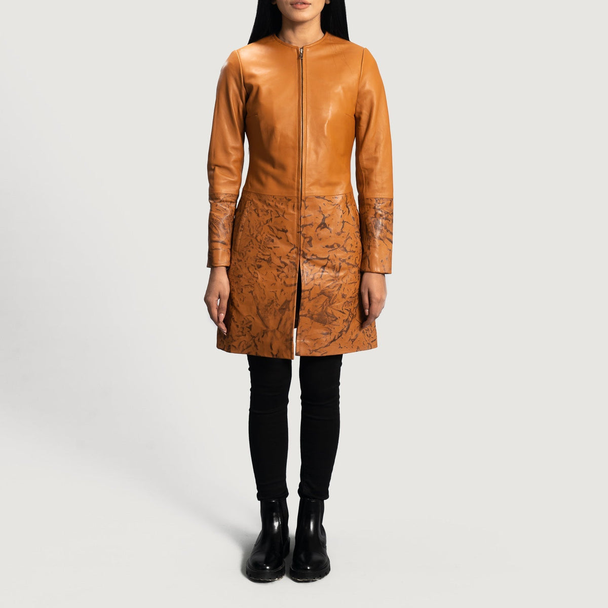 Detalle de cerca of Classic Collar &amp; Zipper Hardware on Women's Sandy Tan Dye Leather Coat