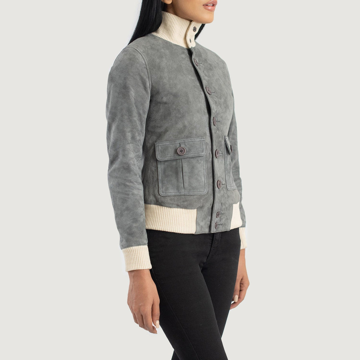 
Perspectiva del modelo vistiendo Sasha A1 Black Suede Bomber Jacket en modelo con caída natural bajo luz de día