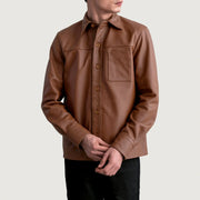 
Scout Matte Marrón Leather Shirt para Hombre - Vista lateral mostrando el corte ergonómico de mangas