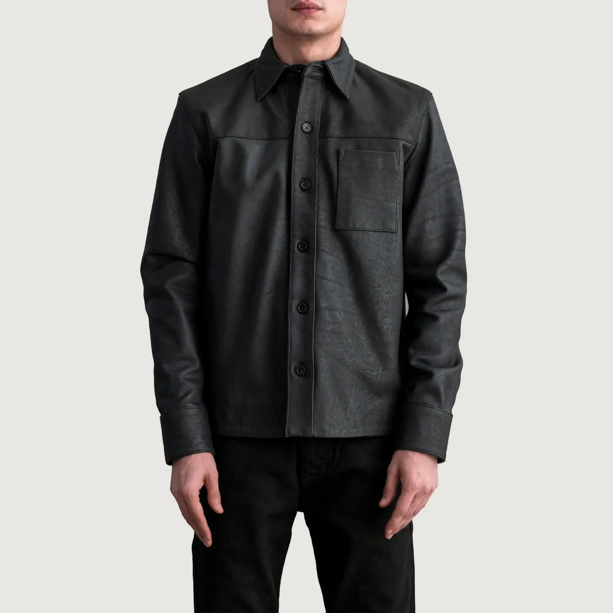 
Scout Tumbled Negro Leather Shirt para Hombre - Vista lateral mostrando el corte ergonómico de mangas
