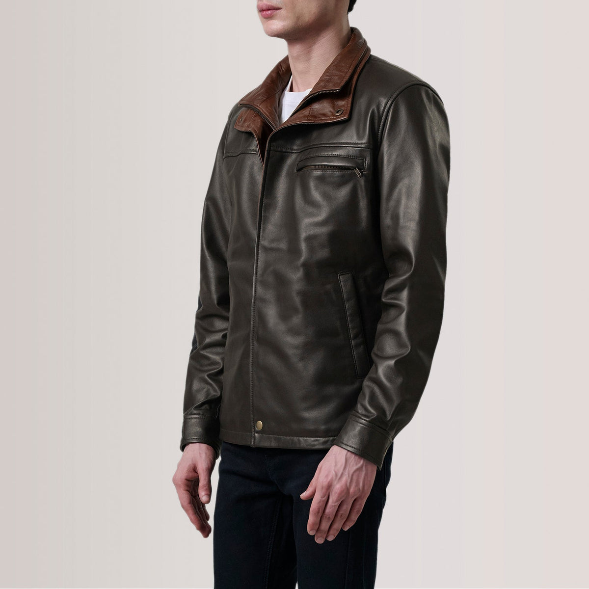 Sean Marrón Leather Classic Chaqueta de Cuero para Hombre For Men - Vista de perfil mostrando el corte ergonómico de manga