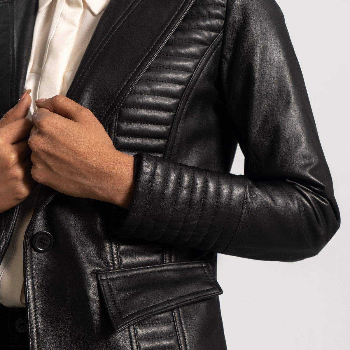 Women's Selina Negro Blazer de Cuero de Cuero para Mujer - Vista de perfil lateral con corte ergonómico de manga