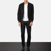 Men's Shane Negro Suede Cazadora Bomber de Cuero para Hombre - Vista de perfil lateral con corte ergonómico de manga