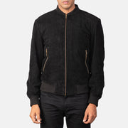 Detalle de cerca of Varsity &amp; Zipper Hardware on Men's Shane Negro Suede Cazadora Bomber de Cuero para Hombre