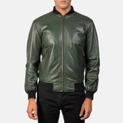 Men's Shane Army Green Leather Bomber Jacket - Vista de perfil lateral con corte ergonómico de manga