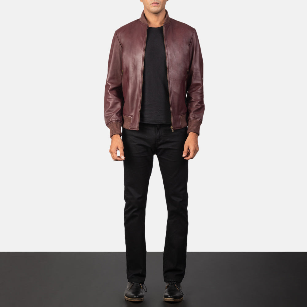 Men's Shane Granate Cazadora Bomber de Cuero para Hombre - Vista de perfil lateral con corte ergonómico de manga