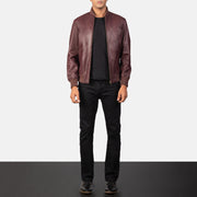 Men's Shane Granate Cazadora Bomber de Cuero para Hombre - Vista de perfil lateral con corte ergonómico de manga