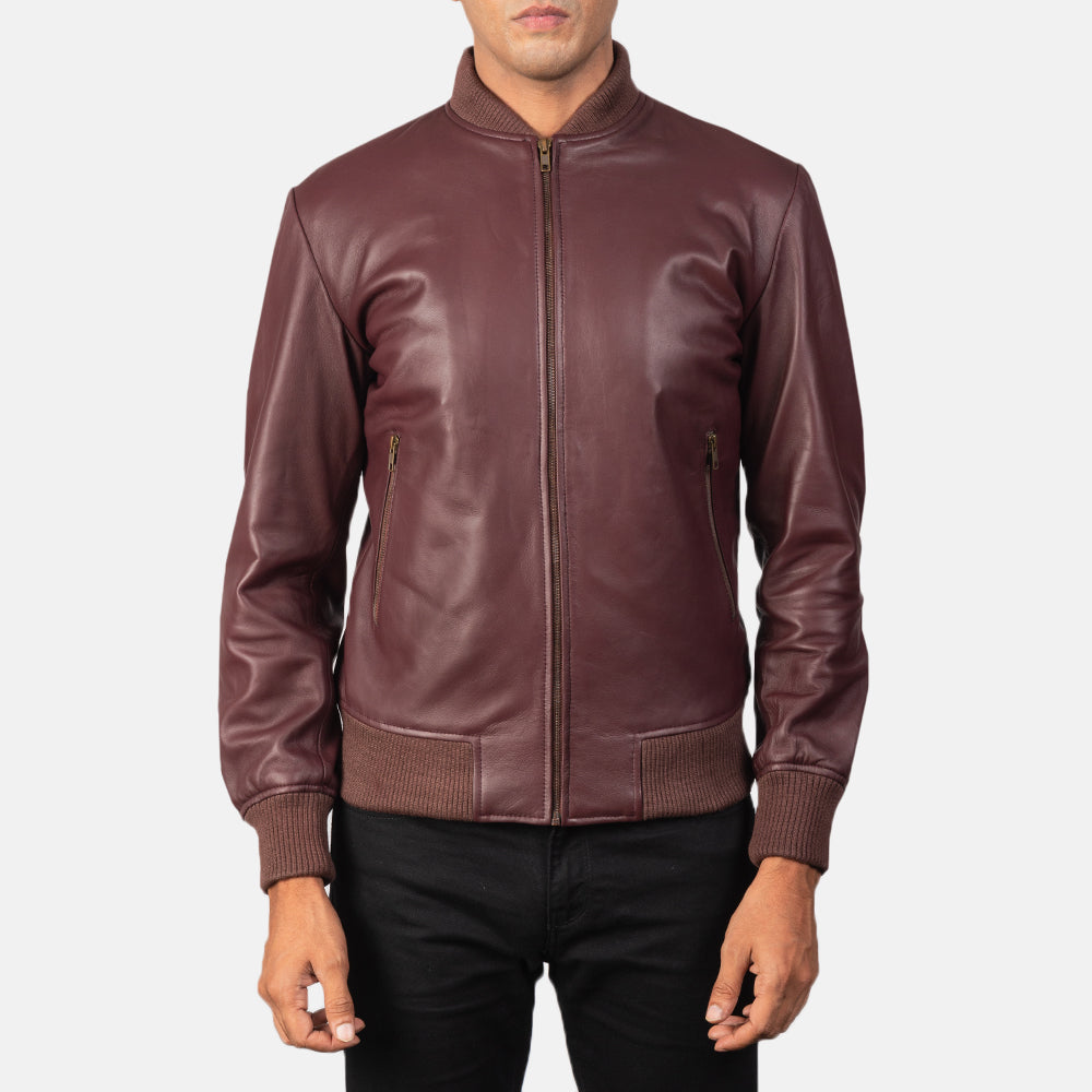 Detalle de cerca of Varsity &amp; Zipper Hardware on Men's Shane Granate Cazadora Bomber de Cuero para Hombre