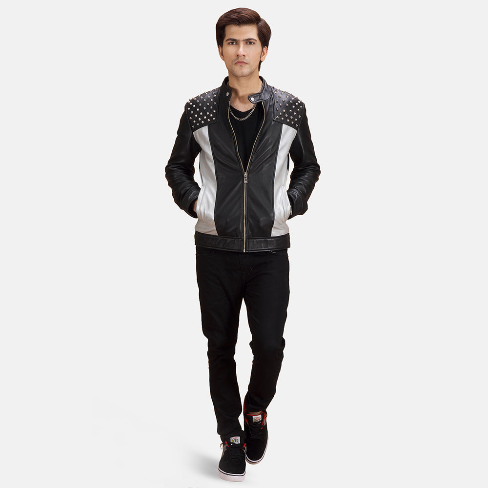 
Shapron con Tachuelas Chaqueta Biker de Cuero para Hombre - Vista lateral mostrando el corte ergonómico de mangas