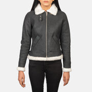 
Perspectiva del modelo vistiendo Sherilyn B-3 Distressed Black Leather Bomber Jacket en modelo con caída natural bajo luz de día