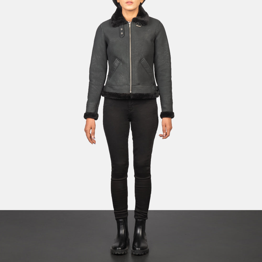 
Sherilyn B-3 Distressed Black Leather Bomber Jacket - Vista lateral mostrando el corte ergonómico de mangas