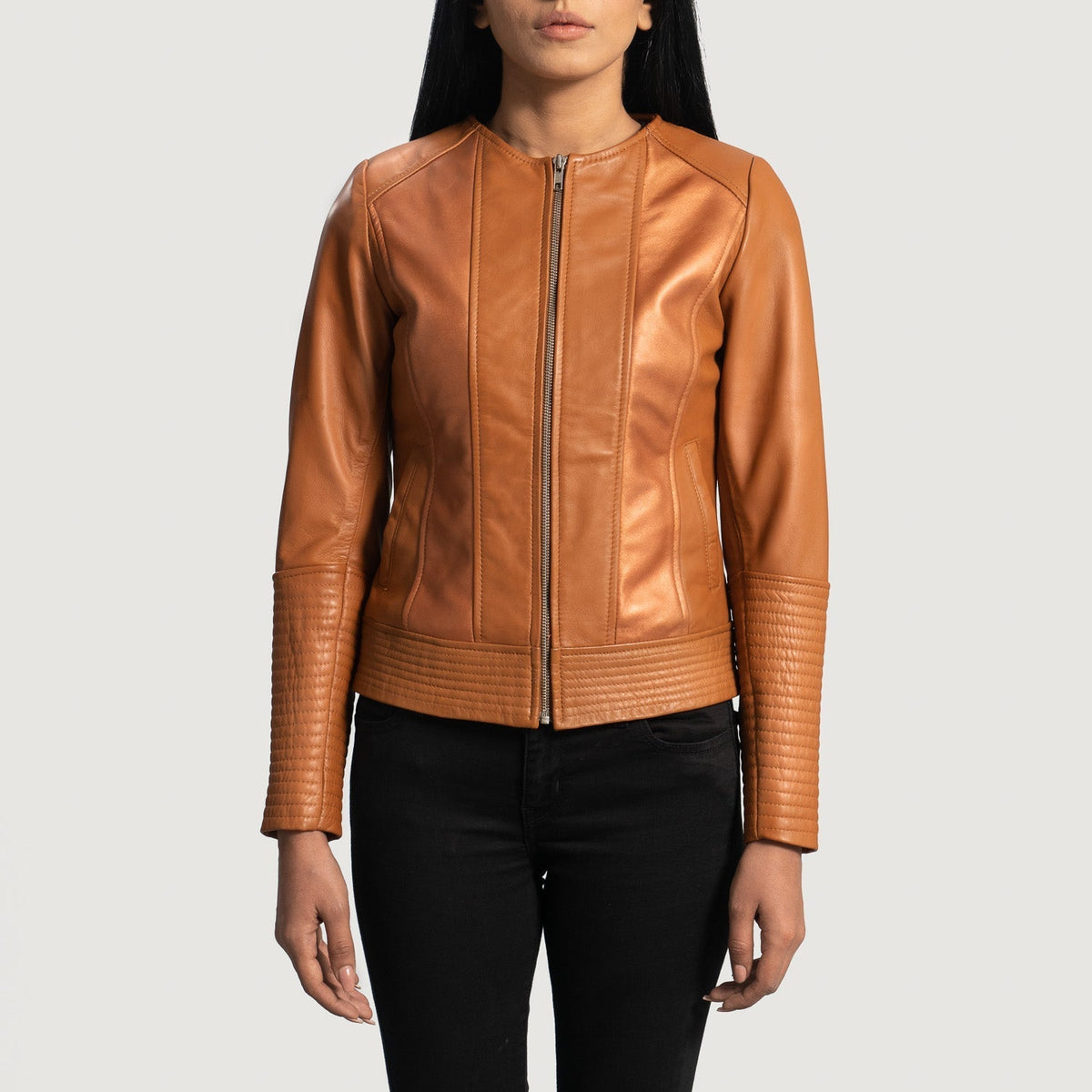 Detalle de cerca of Classic Collar &amp; Zipper Hardware on Women's Sleeky Clean Tostado Chaqueta Biker de Cuero para Mujer