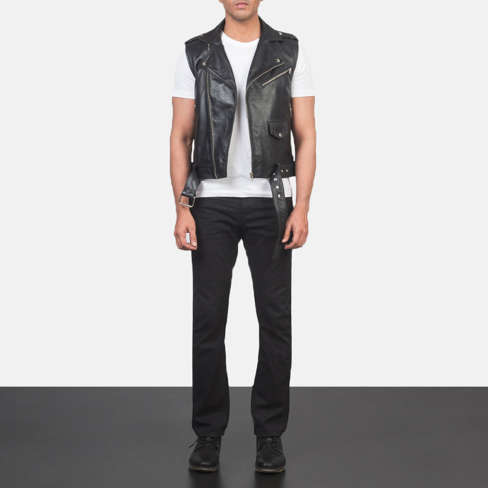 Men's Sullivan Negro Leather Biker Vest para Hombre - Vista de perfil lateral con corte ergonómico de manga