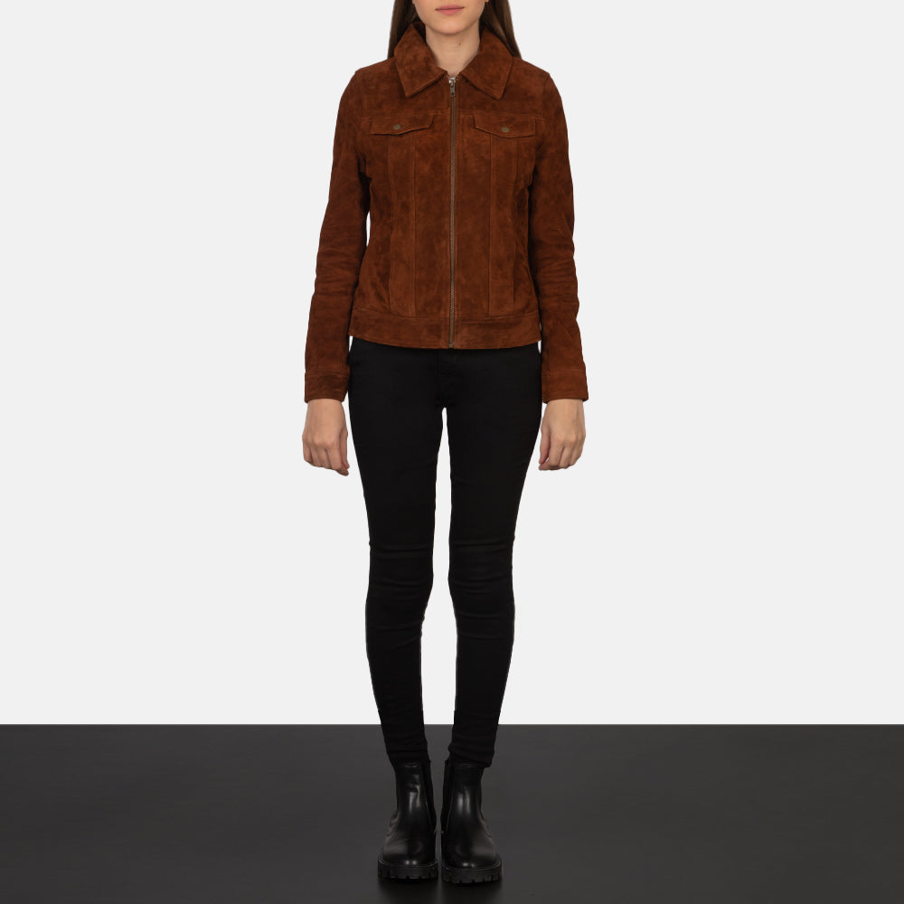 
Primer plano del cuello camisero y cremalleras de Suzy Brown Suede Trucker Jacket