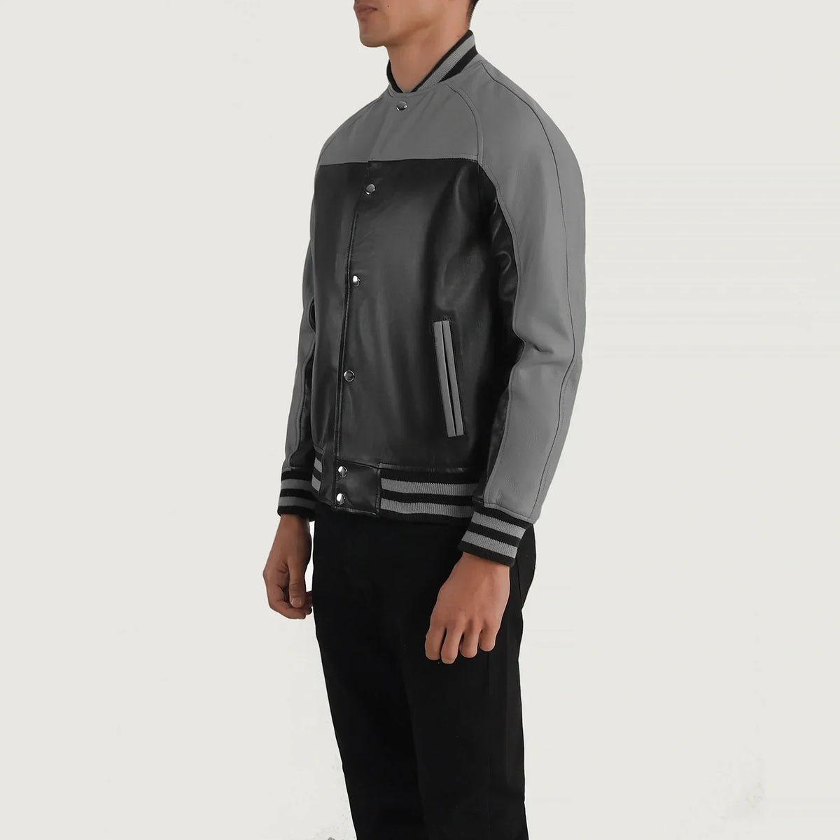 Black &amp; Red Sheepskin Leather Varsity Jacket - Vista trasera con ajuste entallado en hombros y bajo impecable