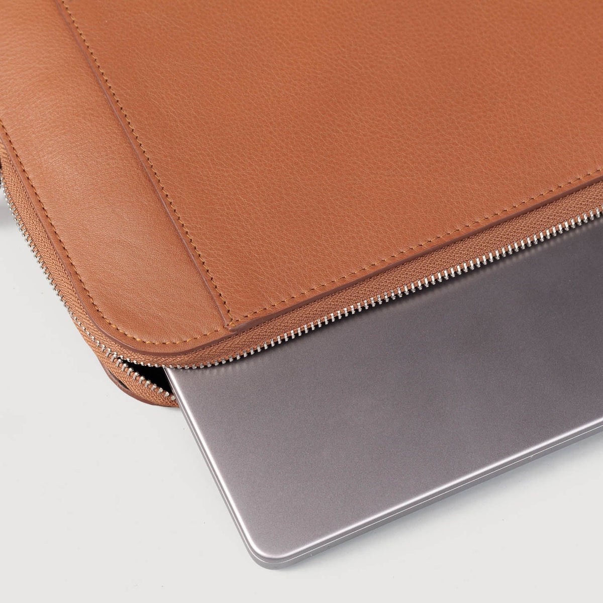 
Vista de detalle of Classic Collar & Heavy-Duty Zipper Hardware on The Baxter Brown Leather Laptop Sleeve For Men & Women