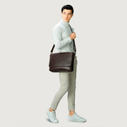 
Vintage Brown Full-Grain Leather Messenger Bag - Perspectiva trasera con correas de cuero reforzadas