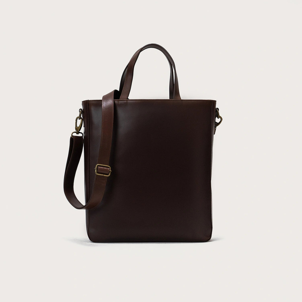 
The Poet Vintage Brown Leather Tote Bag For Men & Women in Vintage Brown Full-Grain Leather - Full Exterior Vista frontal y silueta entallada | Comprar online