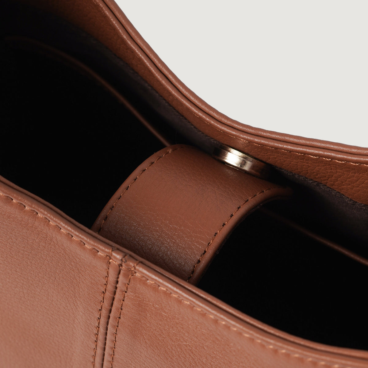 
Perspectiva del modelo vistiendo The Stefani Brown Leather Hobo Bag For Women en modelo con caída natural bajo luz de día