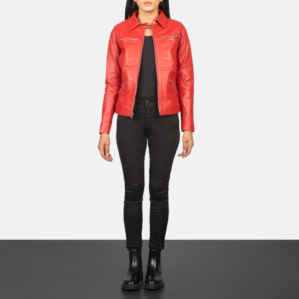 
Tomachi Red Leather Jacket - Vista lateral mostrando el corte ergonómico de mangas