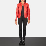 
Tomachi Red Leather Jacket - Vista lateral mostrando el corte ergonómico de mangas