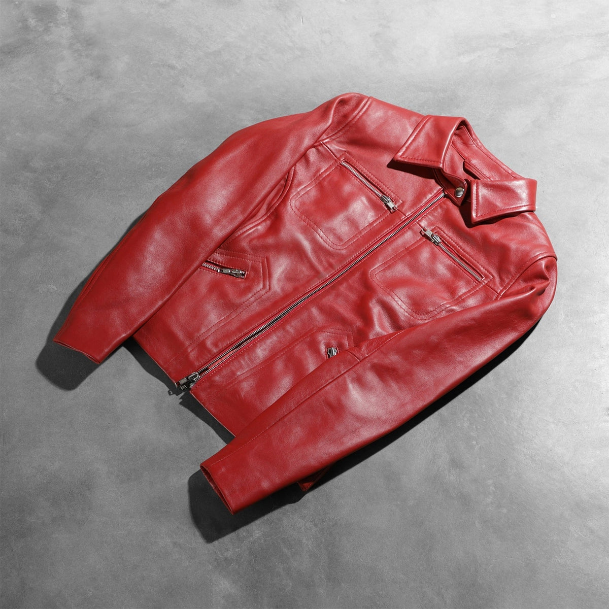 
Perspectiva del modelo vistiendo Tomachi Red Leather Jacket en modelo con caída natural bajo luz de día
