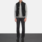 Men's Tony Negro Suede Vest para Hombre - Vista de perfil lateral con corte ergonómico de manga