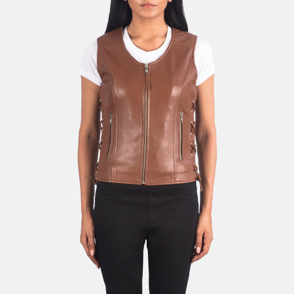 
Vanda Marrón Leather Biker Vest para Mujer in Brown Sheepskin Leather - Vista frontal y silueta entallada | Comprar online