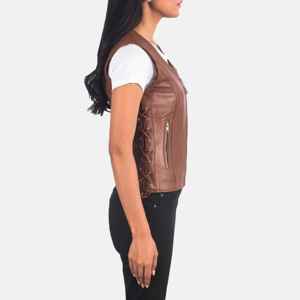 
Brown Sheepskin Leather Biker Jacket - Vista posterior con hombros definidos y bajo impecable