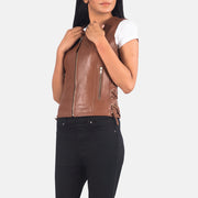
Vista de detalle of V-neck & Zipper Hardware on Vanda Marrón Leather Biker Vest para Mujer