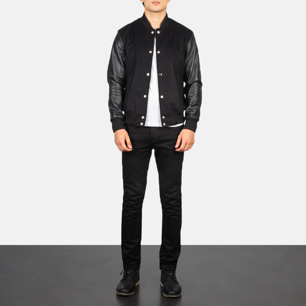 Men's Vaxton Negro Hybrid Varsity Chaqueta de Cuero para Hombre - Vista de perfil lateral con corte ergonómico de manga